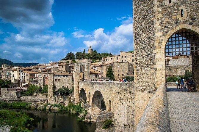 Medieval Three Villages Small Group Day Trip from Barcelona - Exploring Besalú: Medieval Heart of Catalonia