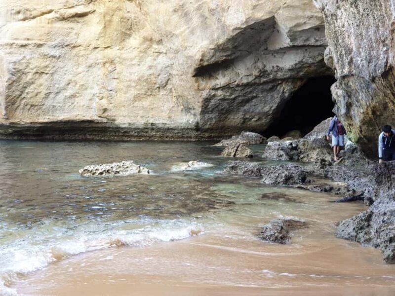 Melbourne: Private Great Ocean Road & 12 Apostles Tours - London Bridge and The Grotto – Geology on Display