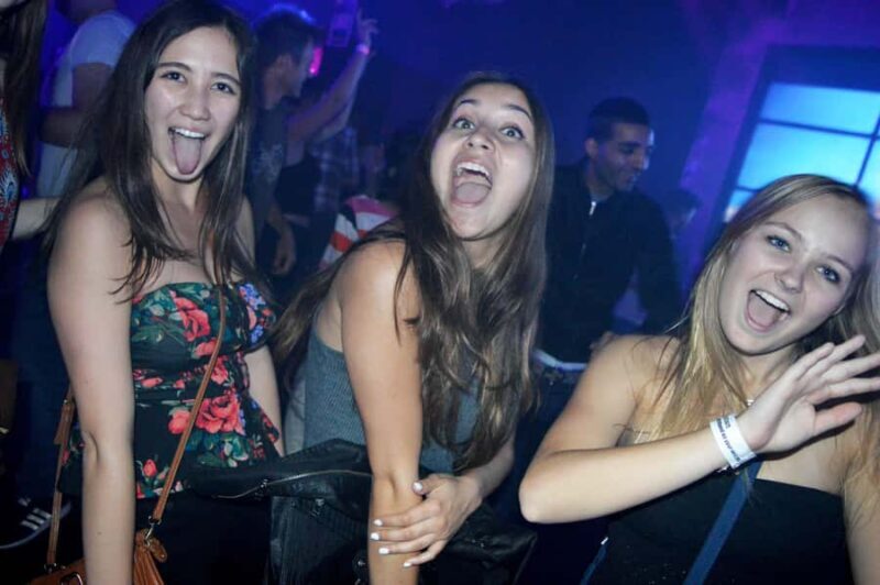 Melbourne: Weekly Bar Crawl: 5 Free shots, Club Entry - Key Points