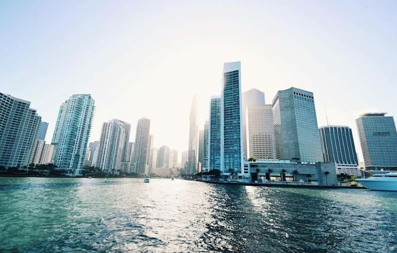 Miami: Biscayne Bay Millionaire's Homes Sightseeing Cruise - A 90-minute route that stays fun, not rushed