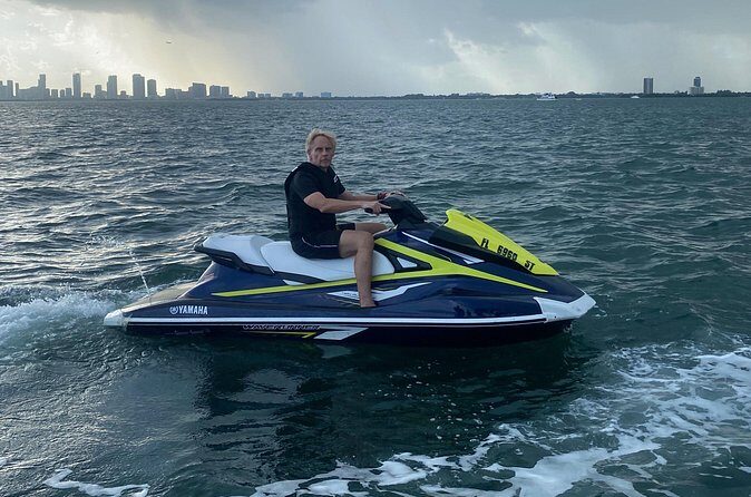 Miami Jet Ski Experience with 1-Hour Rental & Pontoon Transfer - FAQ