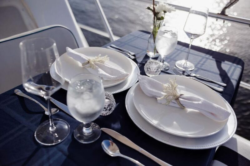 Miami: Private Dinner Cruise for 2 on a yacht. - The onboard dining experience