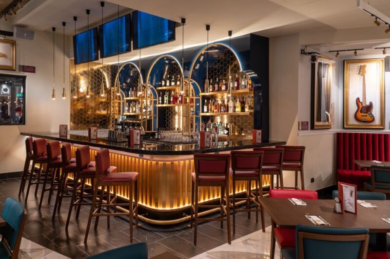 Milan: Hard Rock Cafe with Set Menu for Lunch or Dinner - In-Depth Look at the Experience