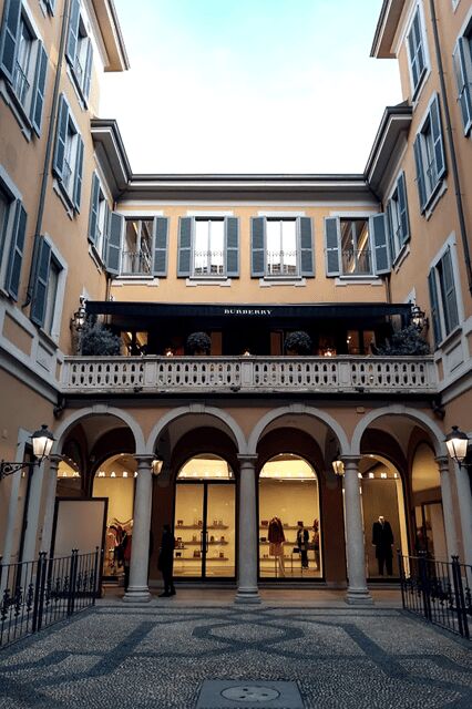 Milan Postcard Viewpoints Walk with Locals - Travel Bloggers - Who Will Love This Tour?