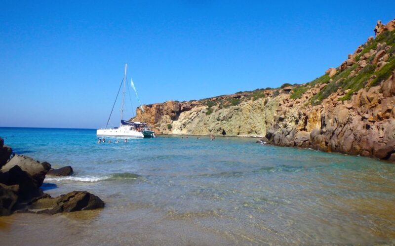Milos: Full-Day Catamaran Cruise to Poliegos and Kleftiko - An In-Depth Look at the Catamaran Experience