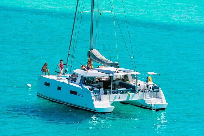 Milos Luxury Catamaran Cruise to Kleftiko Bay with Lunch - The Group Size and Atmosphere