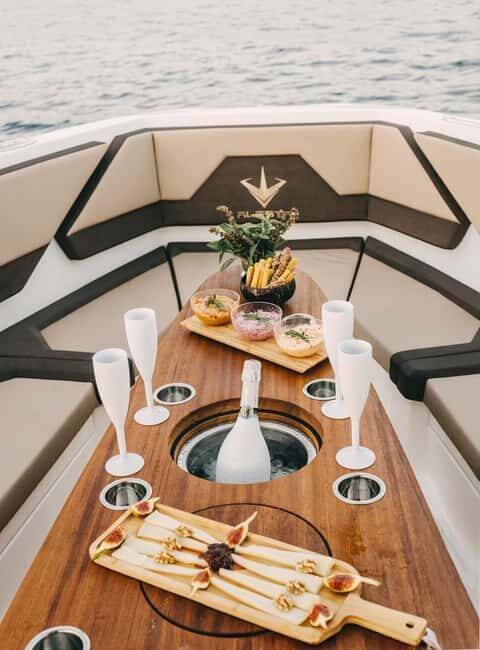 Milos: Private Yacht TourKleftiko Sarakiniko Poliegos - Key Points