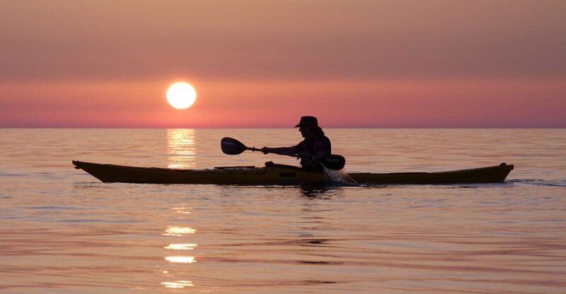 Milos: Sea Kayaking Trip at Sunset with Snack - Group Size and Languages