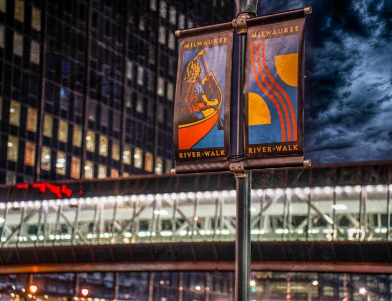 Milwaukee Morbid Mirrorlight Ghost Tours - Key Points