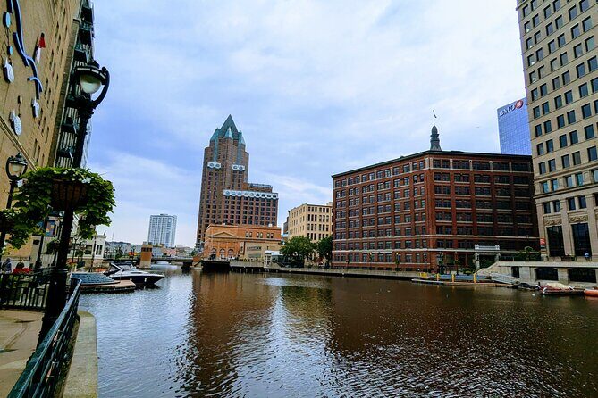 Milwaukee Scavenger Hunt Walking Tour and Game - What Travelers Are Saying (Based on Reviews)