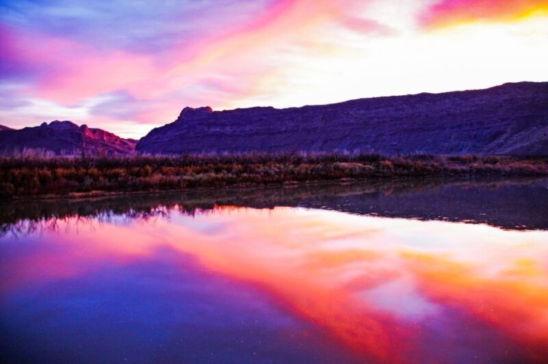 Moab: Colorado River Dinner Cruise with Music and Light Show - Key Points