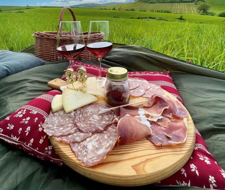 Montalcino: exclusive vineyard picnic with wine - Key Points