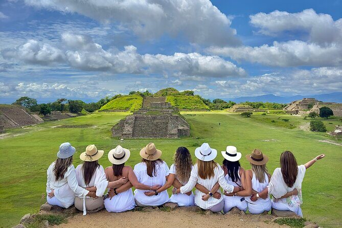 Monte Alban Chesillo and handicrafts alebrijes and black mud - Key Points