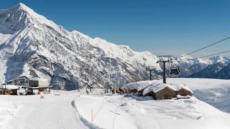 Monte Rosa: a typical lunch at a mountain lodge with a view of the mountains - Key Points