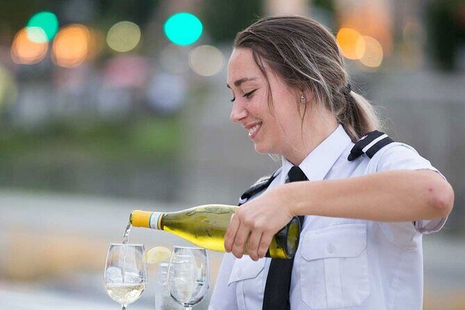 Montreal: Evening cruise with DJ - FAQs