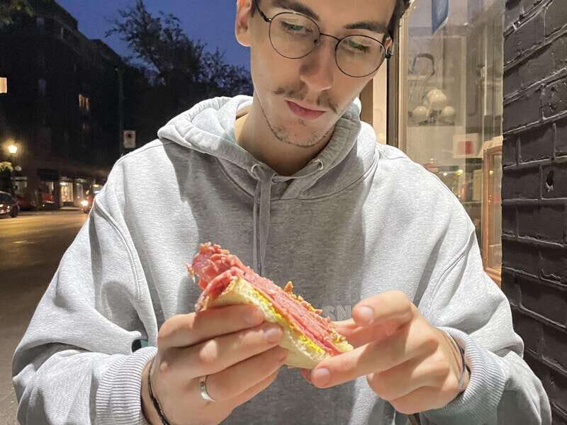 Montréal: Mile End Foodie Tour with Tasting - Walking, Atmosphere, and Neighborhood Charm