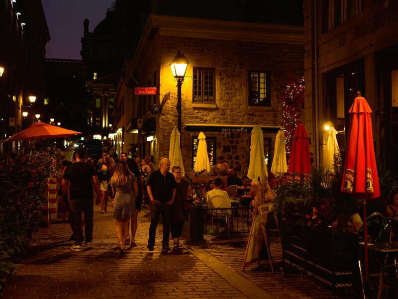 Montreal: Old Montreal at Twilight Walking Tour - Exploring the Details of the Tour