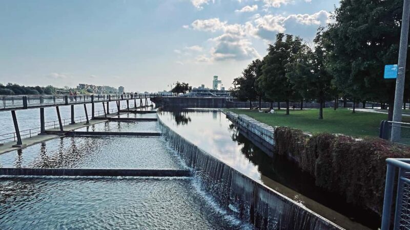 Montreal: Walking Tour 2h Downtown, RESO and Old Montreal - FAQs