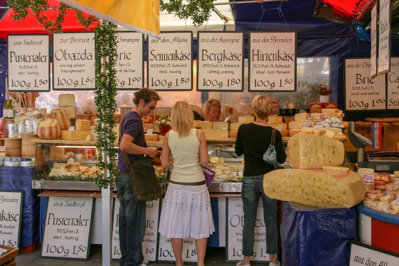 Munich: Old Town & Viktualienmarkt City Walk in German - Dallmayr and Schuhbeck’s: recognizable names as shortcuts to local life