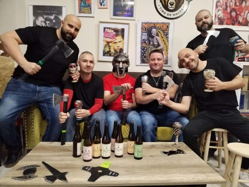 Murcia: 1-hour axe throwing at a rock bar in the center - The Practicalities: Group Size, Timing, and Cost