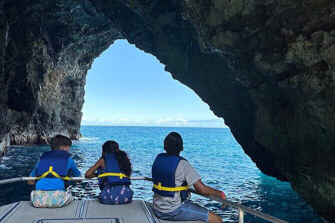 Na Pali Coast Power Catamaran - Sea Caves and Secluded Spots