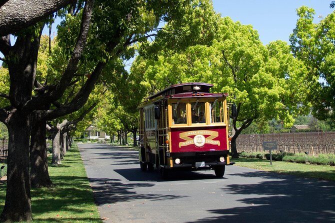 Napa Valley Wine Trolley Classic Tour - Group Size and Atmosphere