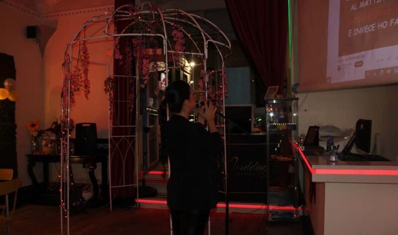 Naples: Karaoke Night with Drinks at Club Adrenalina - Key Points