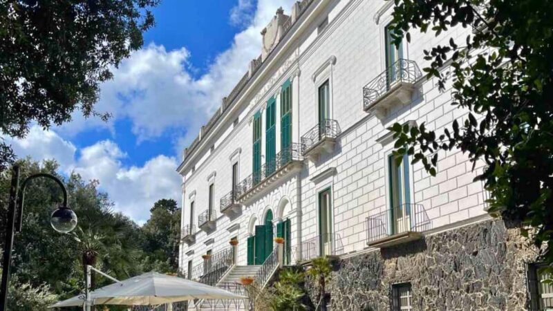 Naples: tour in Vomero and Chiaia with funicular railway - Key Points