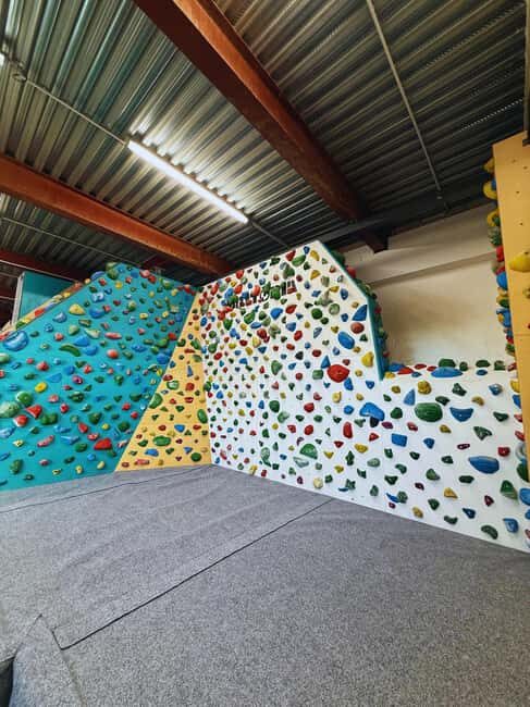 Narbonne: Leisure complex, Climbing wall - Exploring Narbonne’s Climbing Wall at Eleven Sport Game: A Practical Look