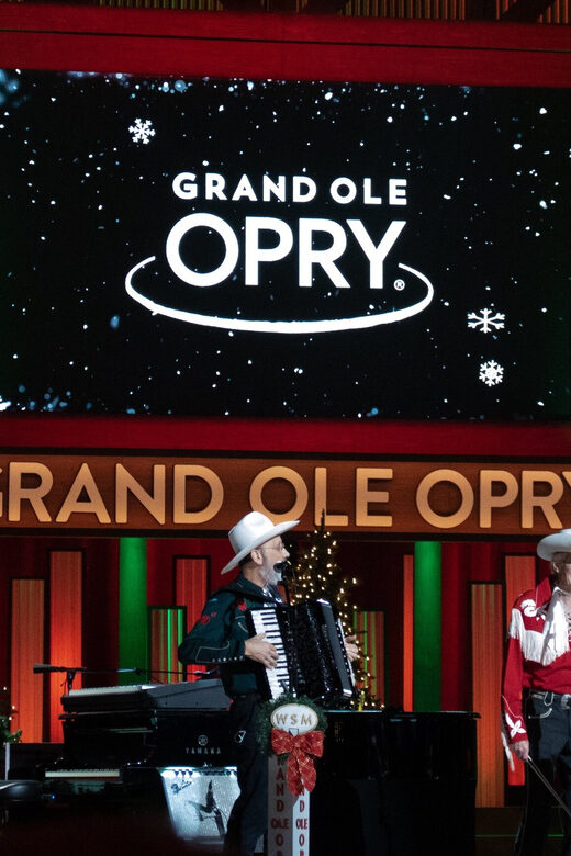 Nashville: Country Christmas Music Show at the Opry House - The Realities: Pros and Cons