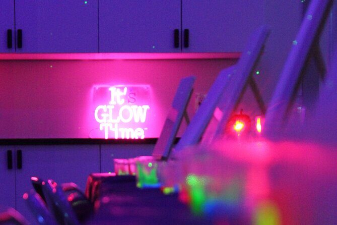 NEON Starry Night Sip and Paint Experience - Who is This Experience Best For?