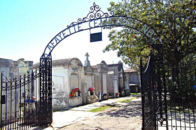 New Orleans Garden District- At your own pace. Downloadable audiovisual tour. - The Highlights of the Itinerary