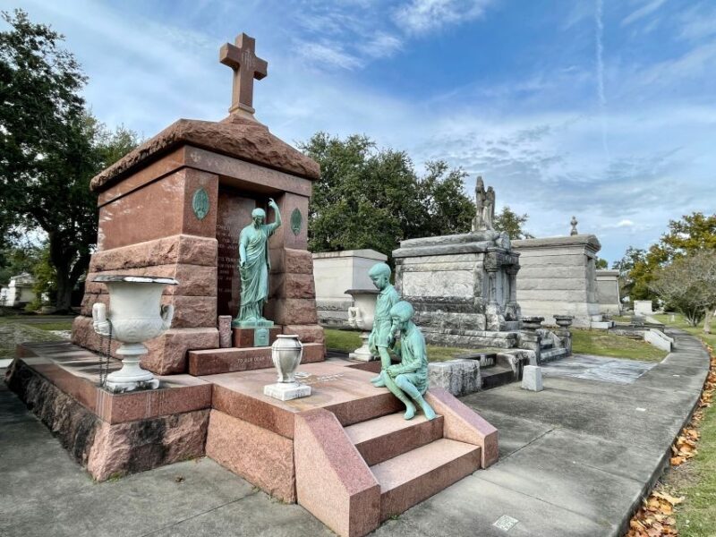 New Orleans: Millionaires Tombs of Metairie Cemetery Tour - The Guide and the Experience