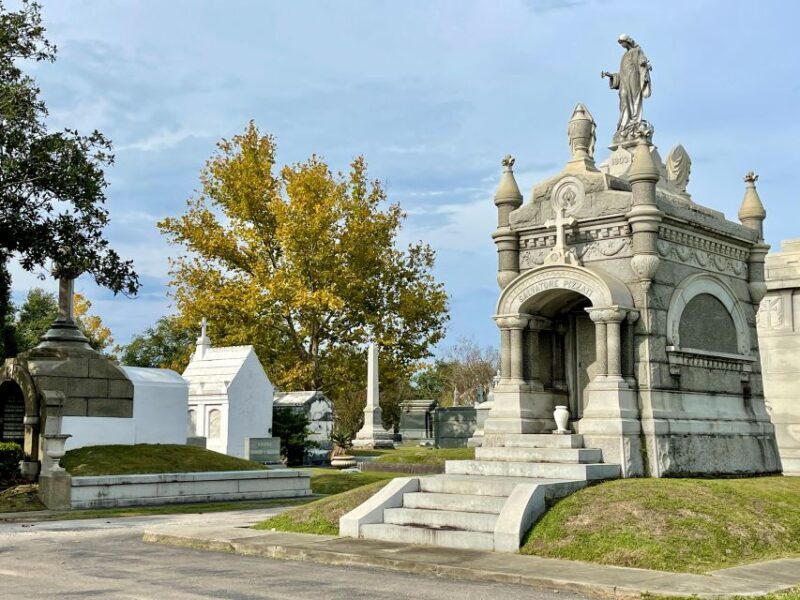 New Orleans: Millionaires Tombs of Metairie Cemetery Tour - The Atmosphere and Practical Tips