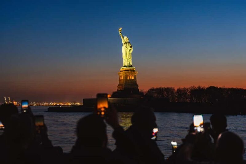 New York City: Sip 'N Groove Evening Cruise with Live DJ - Key Points