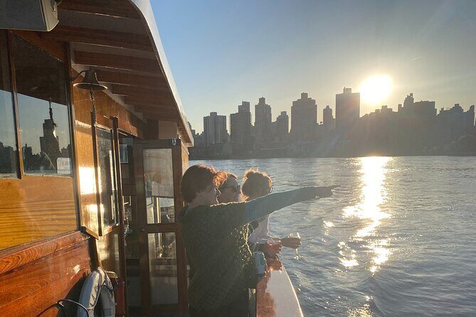 New York Urban Wildlife Sunset Boat Tour - Discover the New York Urban Wildlife Sunset Boat Tour