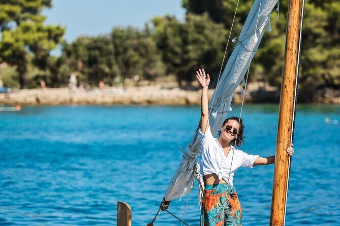 NEW! Zadar Traditional Boat Ride & Old Town Walking Tour by uur - In Summary