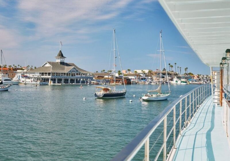 Newport Beach: Christmas Day Buffet Brunch or Dinner Cruise - What to Expect on the Newport Beach Christmas Cruise