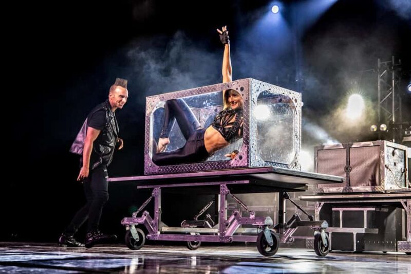 Niagara Falls, USA: Magic Theatre - Illusionist Leon Etienne - An Up-Close Look at the Magic Theatre Experience