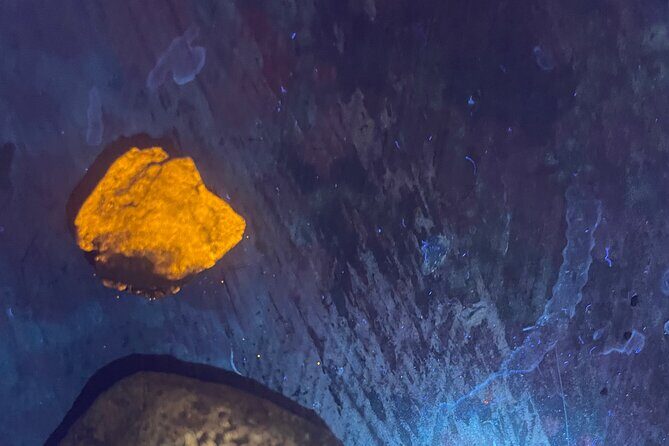 Night time fluorescent Rockhounding Tour - A Closer Look at the Experience