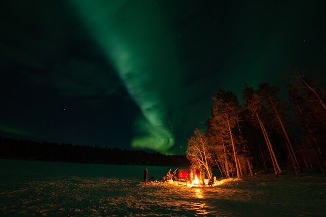 Northern Lights Hunting in Lappish old cottage - The Group Size & Atmosphere