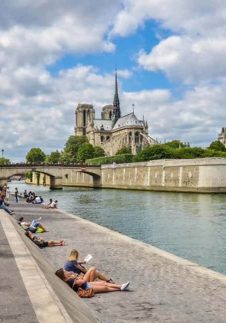 Notre-Dame to Louvre: Île de la Cité, Pont Neuf & Heist Walk - Starting Point and Easy Access