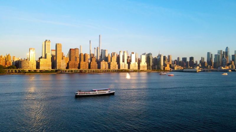 NYC: Circle Line 2h Harbor Lights Cruise Skip-The-Box-Office - High Line and One World Trade Center: the skyline wakes up