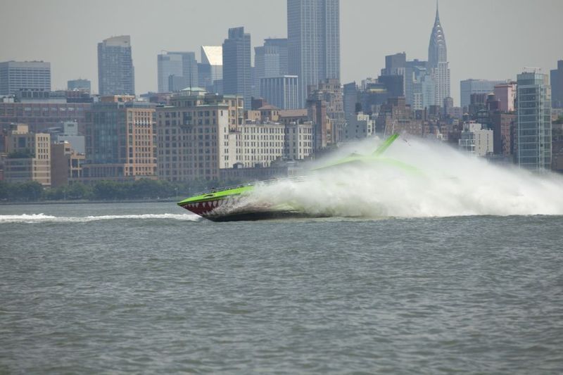NYC: Circle Line "The Beast" Midtown/Downtown Speedboat Ride - Expect water spray: the wet-and-wild part