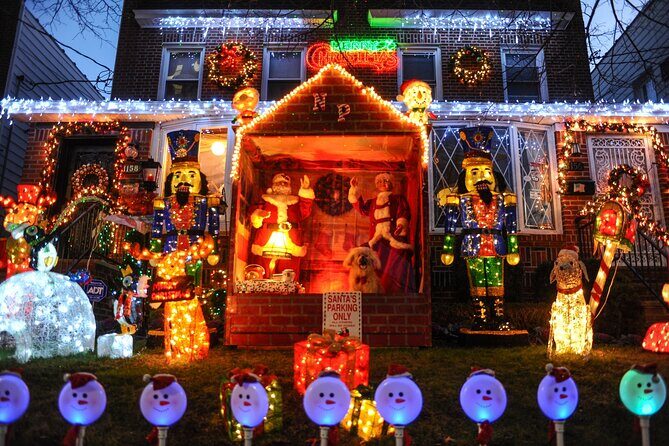 NYC: Dyker Heights Christmas Lights Express from Times Square - Discovering the Dyker Heights Lights: What to Expect
