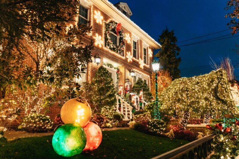 NYC: Dyker Heights Christmas Lights & Skyline View Bus Tour - A Closer Look at the Tour Experience