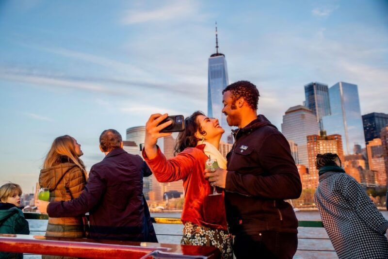 NYC: Sightseeing Holiday Cruise with Drink - Key Points