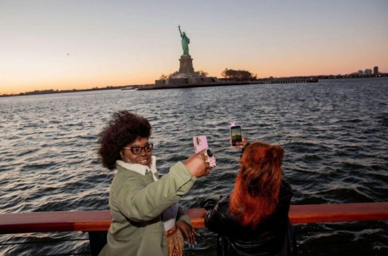 NYC: Sightseeing Holiday Cruise with Drink - Who Should Consider This Tour?
