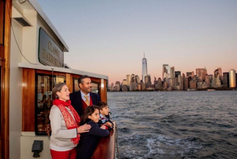 NYC: Sightseeing Holiday Cruise with Drink - FAQ
