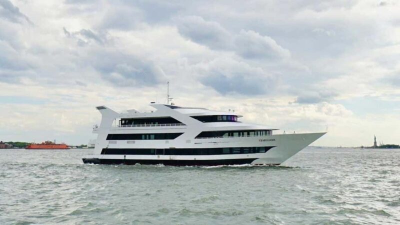 NYC: Timeless Yacht New Year's Eve Celebration - What to Expect on the NYC Timeless Yacht NYE Cruise